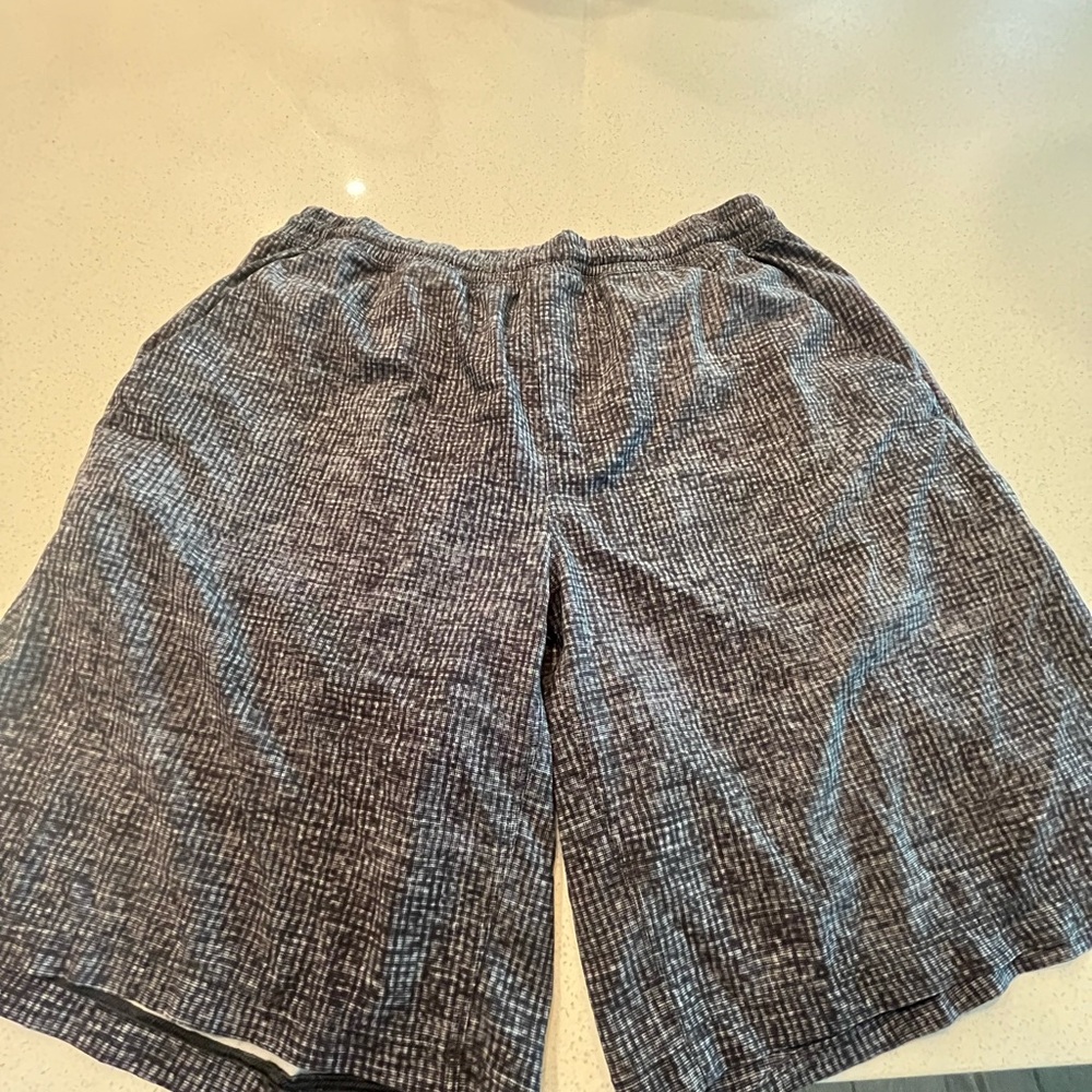 Lululemon Athletica Pacebreaker Black and Gray Patterned Shorts 9”